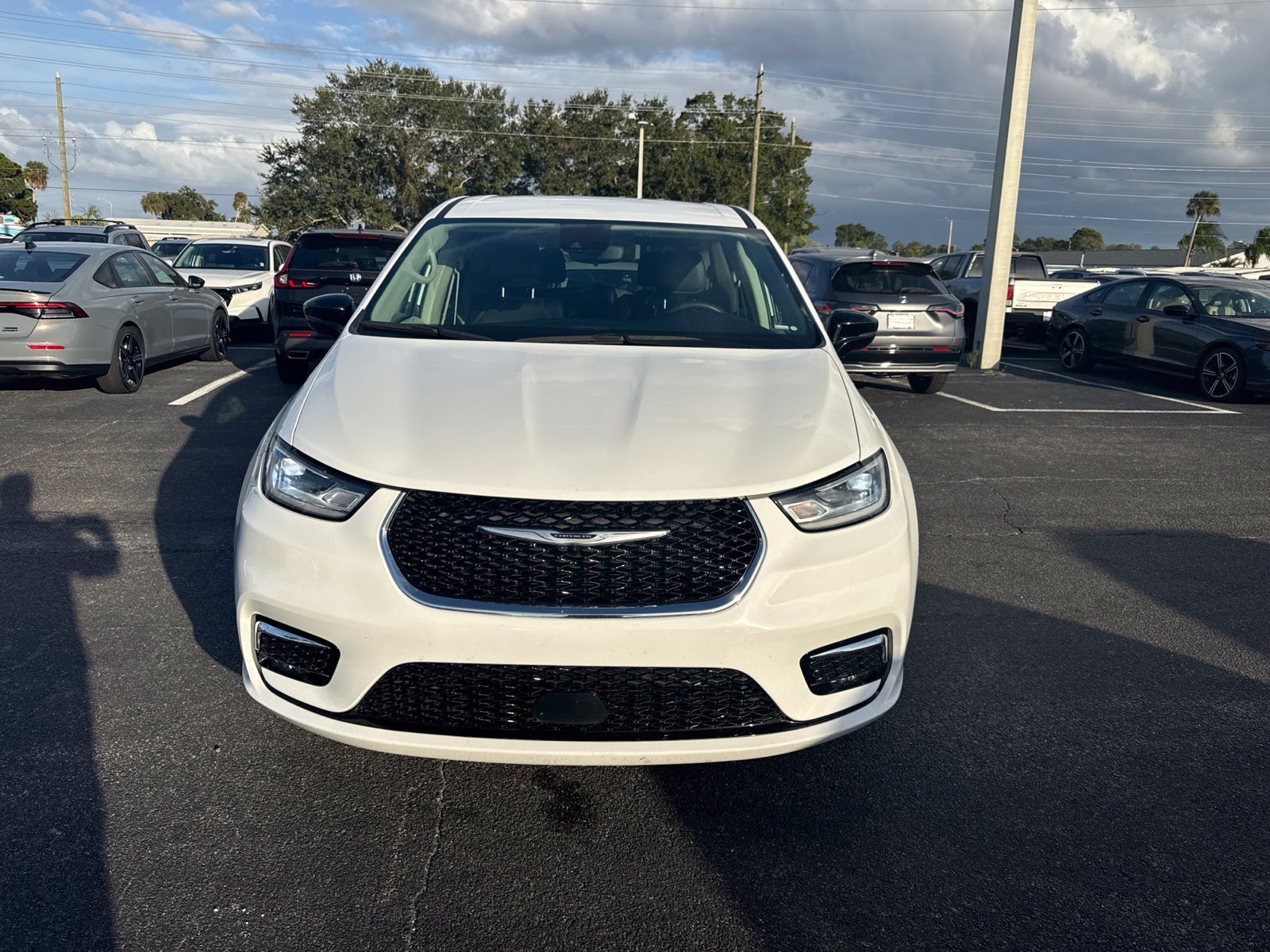 Used 2024 Chrysler Pacifica Touring-L FWD image 2