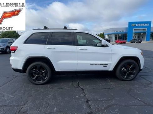 Used 2017 Jeep Grand Cherokee Laredo AWD/4WD image 9