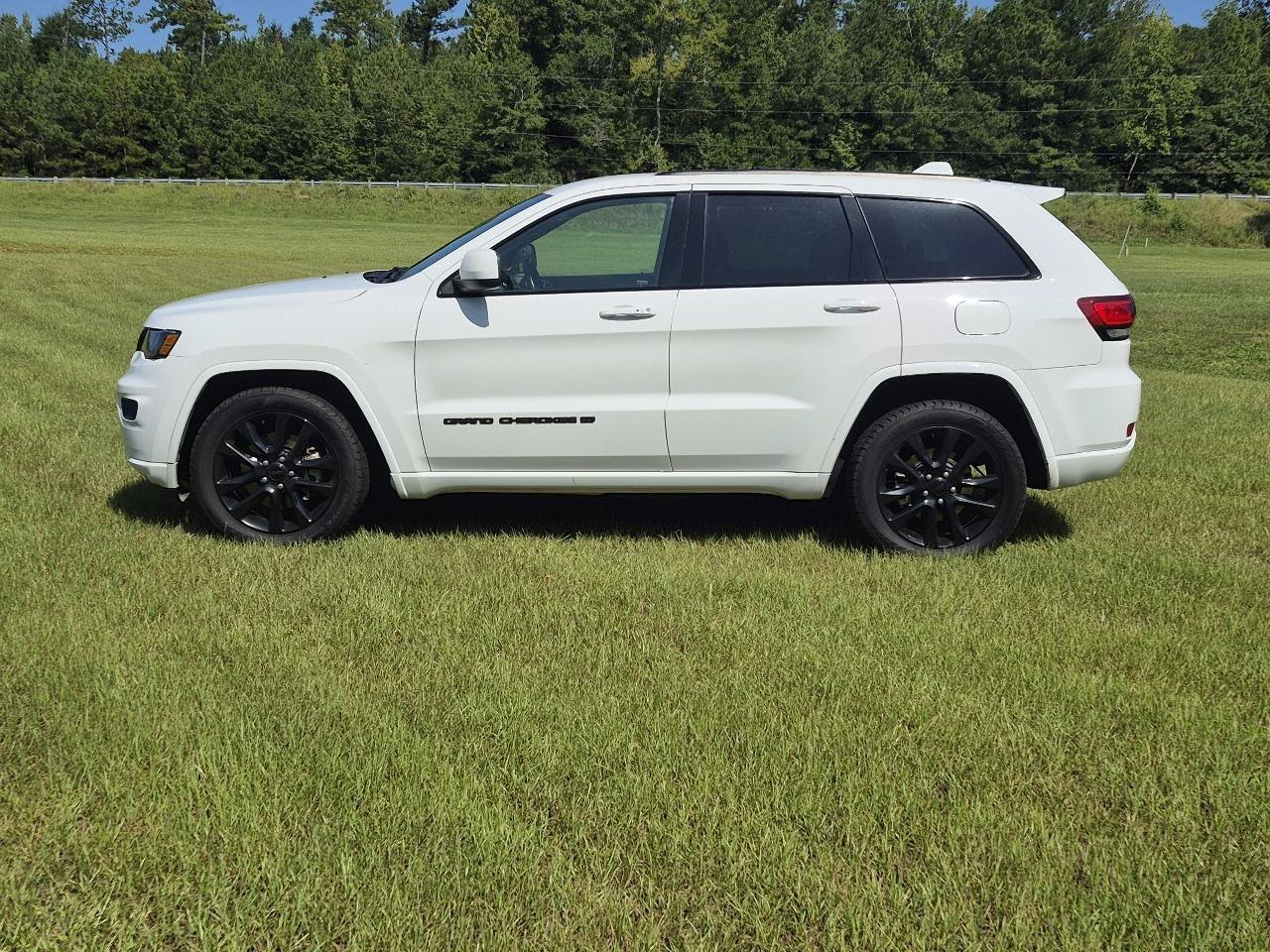 Used 2022 Jeep Grand Cherokee Laredo X RWD image 5
