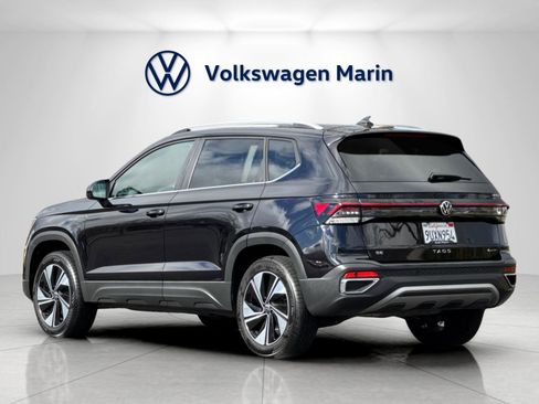 Used 2025 Volkswagen Taos SE w/ Panoramic Sunroof Package image 3