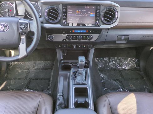 Used 2022 Toyota Tacoma Limited RWD image 18