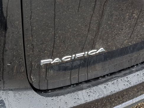 Used 2023 Chrysler Pacifica Touring-L image 13