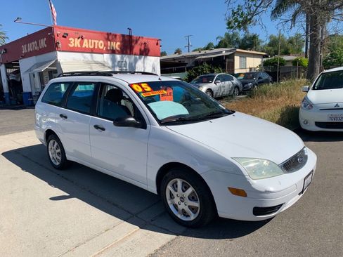 Used 2005 Ford Focus SE FWD image 1