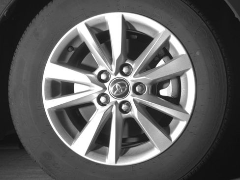 Used 2025 Toyota Camry LE image 13