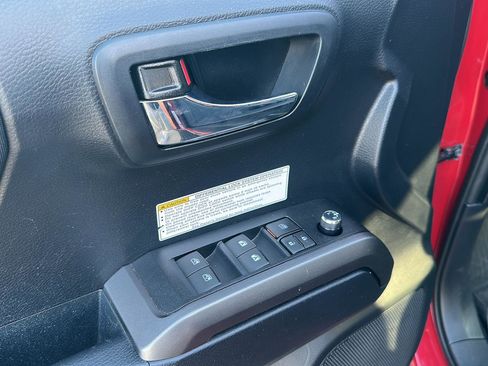 Certified 2018 Toyota Tacoma TRD Off-Road image 17