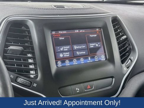 Used 2019 Jeep Cherokee Latitude Plus w/ Comfort/Convenience Group AWD/4WD image 23