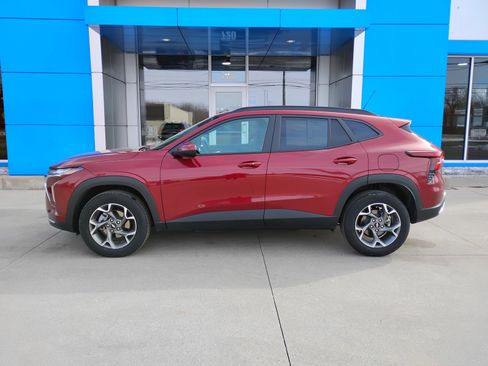 Used 2025 Chevrolet Trax LT w/ LT Convenience Package image 30