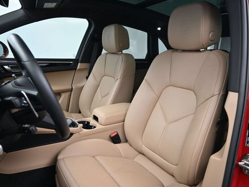 Certified 2025 Porsche Macan AWD/4WD image 5