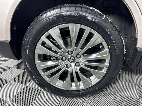 Used 2022 Toyota Venza XLE image 29
