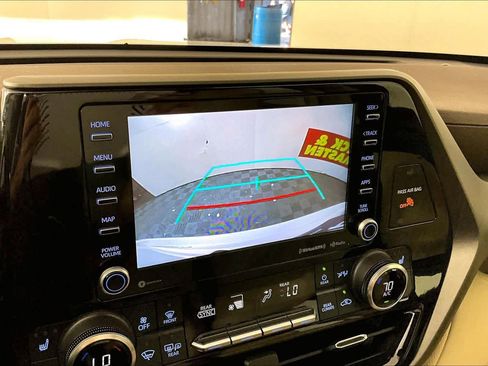 Used 2022 Toyota Highlander XLE image 25