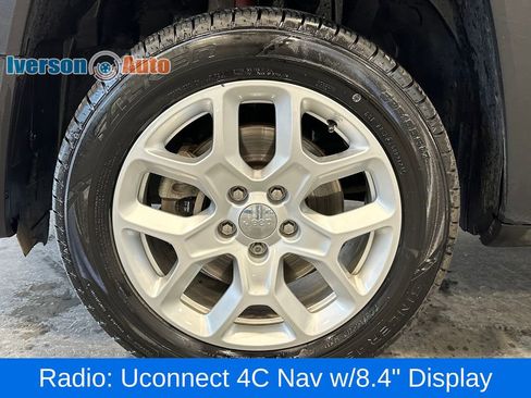 Used 2018 Jeep Renegade Latitude w/ UConnect 8.4 Nav Group AWD/4WD image 12