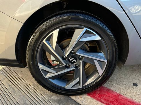 Used 2025 Hyundai Elantra Limited image 9