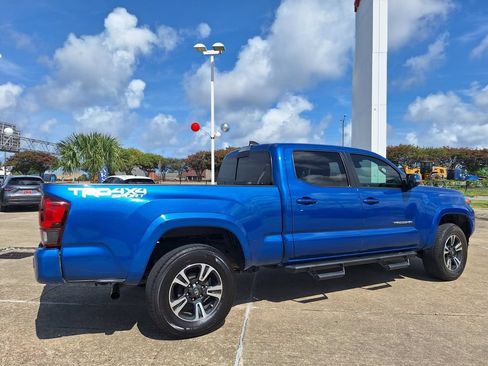 Used 2018 Toyota Tacoma TRD Sport AWD/4WD image 5