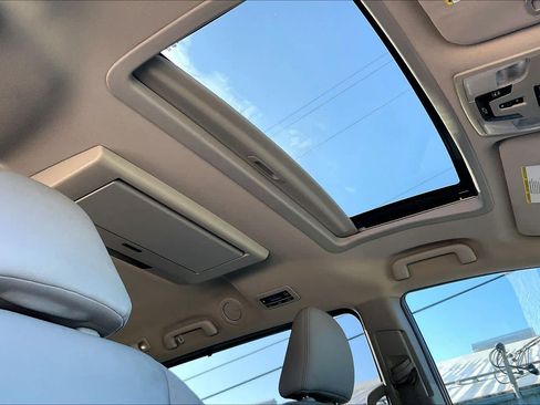 Used 2017 Toyota Sienna XLE image 12