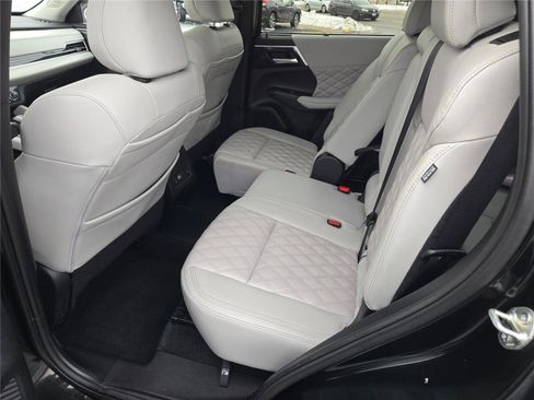 Used 2024 Mitsubishi Outlander 4WD Plug-In Hybrid image 18