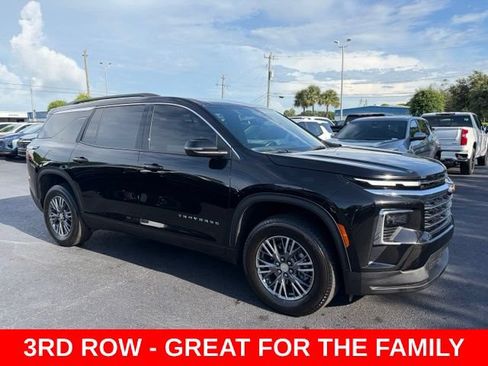 Used 2025 Chevrolet Traverse LT FWD image 1