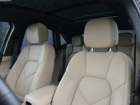 Certified 2026 Porsche Macan AWD/4WD image 5