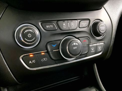 Used 2020 Jeep Cherokee Latitude w/ Cold Weather Group AWD/4WD image 35