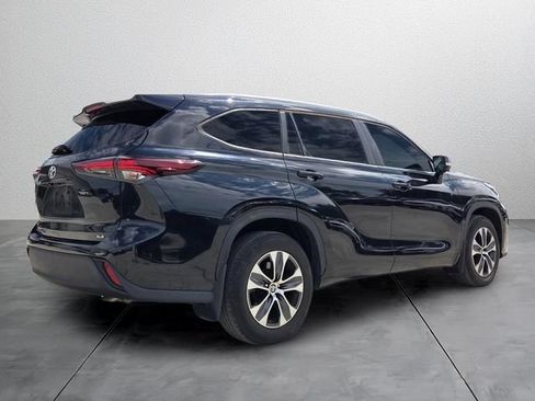 Used 2024 Toyota Highlander XLE FWD image 4