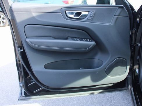 Used 2025 Volvo XC60 B5 Plus image 10