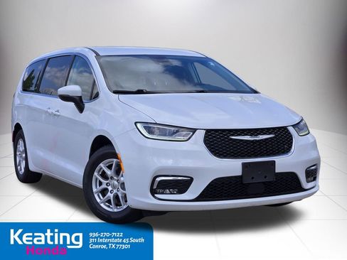 Used 2023 Chrysler Pacifica Touring-L image 3