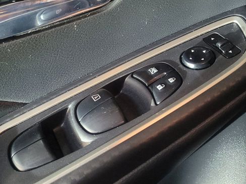 Used 2025 Nissan Versa SR FWD image 27
