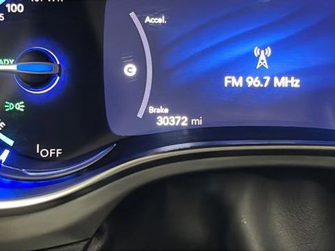 Used 2023 Chrysler Pacifica Limited w/ Uconnect Theater Family Group FWD image 10