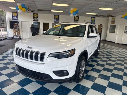 Used 2021 Jeep Cherokee Latitude Plus image 3