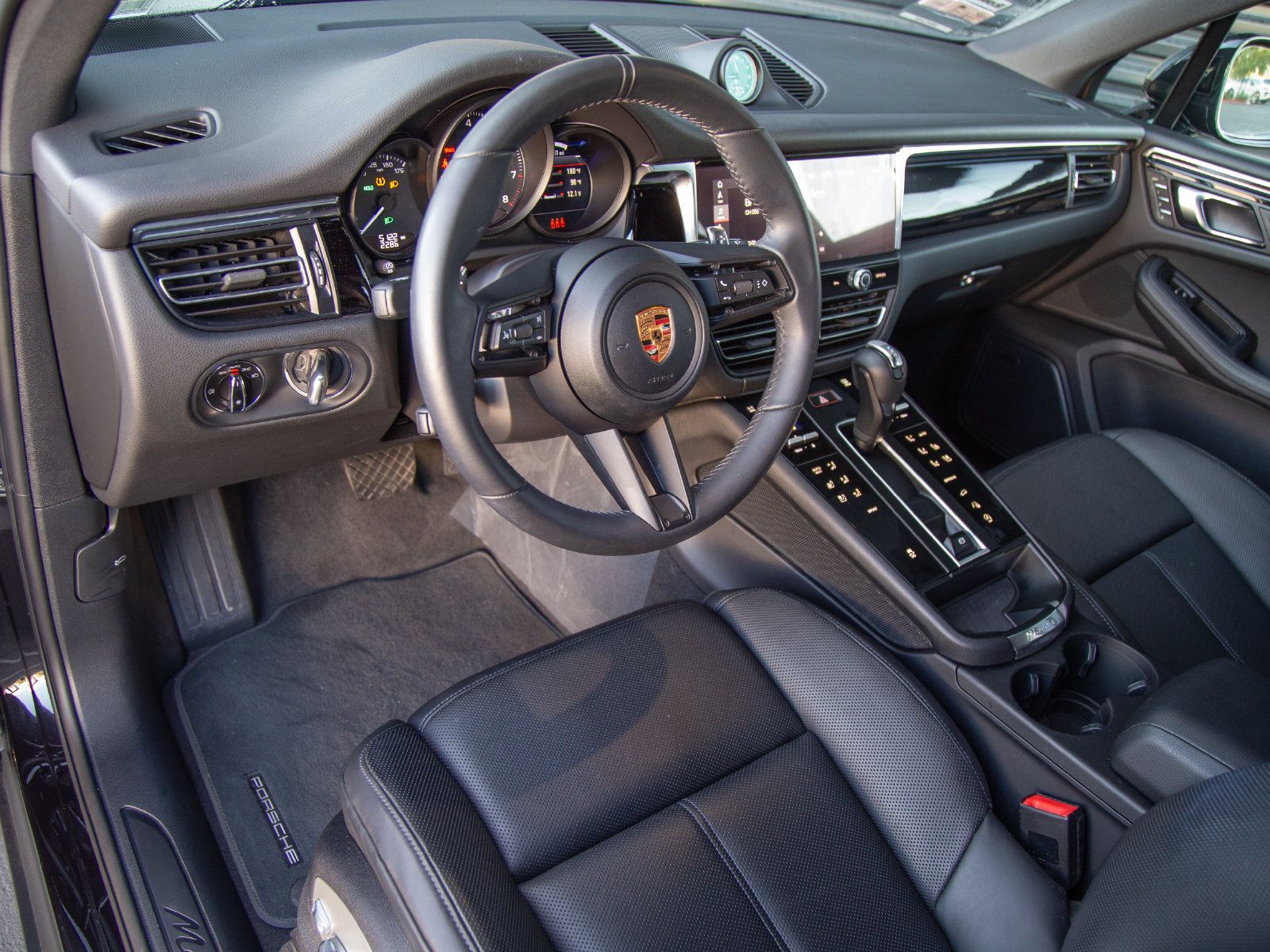 Certified 2026 Porsche Macan AWD/4WD image 4