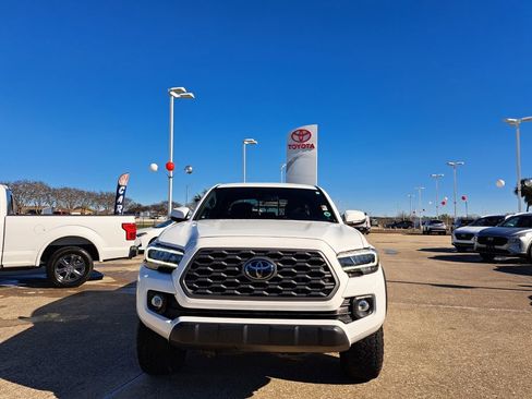Used 2022 Toyota Tacoma TRD Off-Road image 2