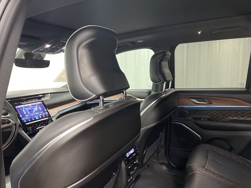 Used 2025 Jeep Grand Cherokee Summit w/ Obsidian Package image 12