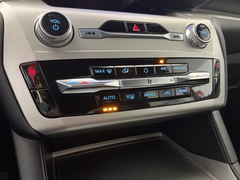 Used 2022 Ford Explorer XLT image 13