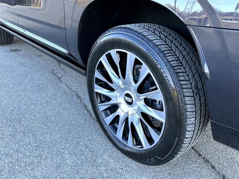 Certified 2025 Cadillac Escalade ESV Premium Luxury Platinum AWD/4WD image 12