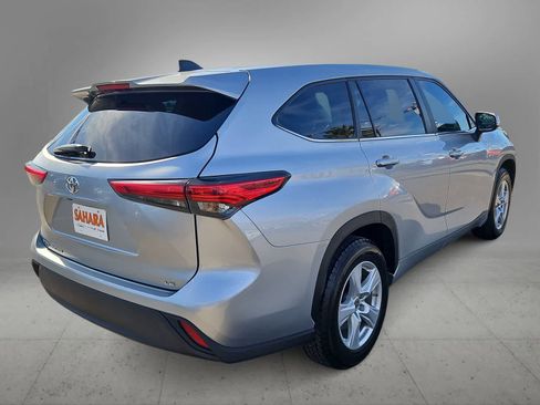 Used 2023 Toyota Highlander LE image 9