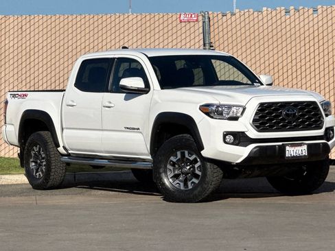 Used 2020 Toyota Tacoma TRD Off-Road w/ Technology Package AWD/4WD image 2