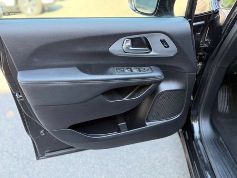 Used 2022 Chrysler Pacifica Touring-L w/ S Appearance Package AWD/4WD image 16