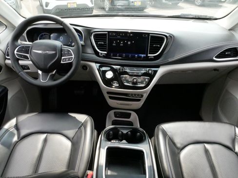 Used 2023 Chrysler Pacifica Touring-L FWD image 10
