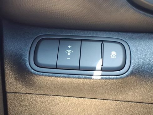 Used 2025 Hyundai Venue Limited FWD image 19