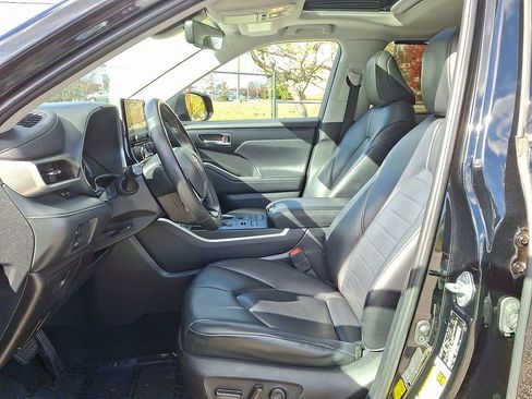 Used 2020 Toyota Highlander XLE image 15