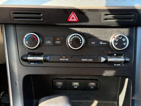 Used 2022 Kia Carnival LX FWD image 27