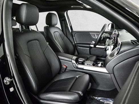 Used 2023 Mercedes-Benz GLB 250 4MATIC image 23