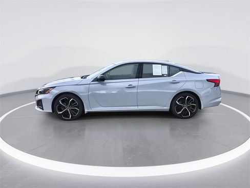 Used 2023 Nissan Altima 2.5 SR w/ SR Premium Package image 5