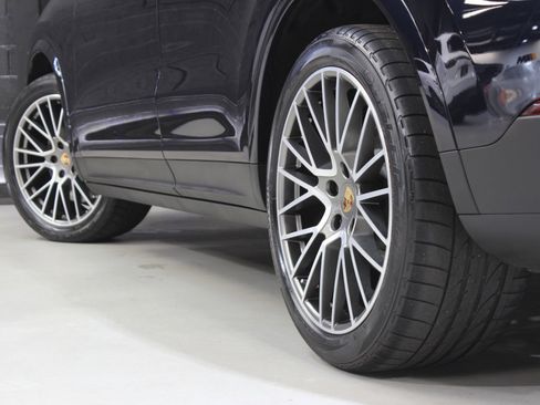 Used 2023 Porsche Cayenne Platinum Edition image 18