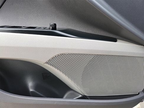 Used 2018 Toyota Camry LE image 27