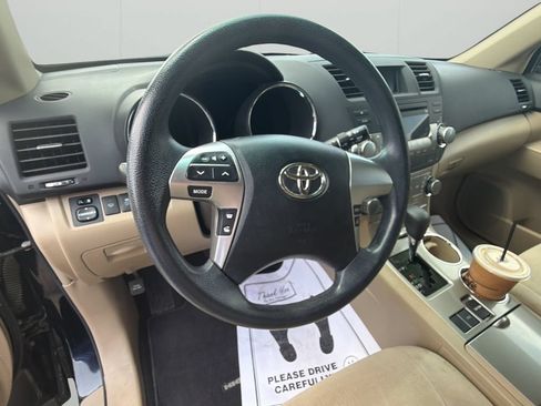 Used 2012 Toyota Highlander FWD w/ Tech Pkg image 11