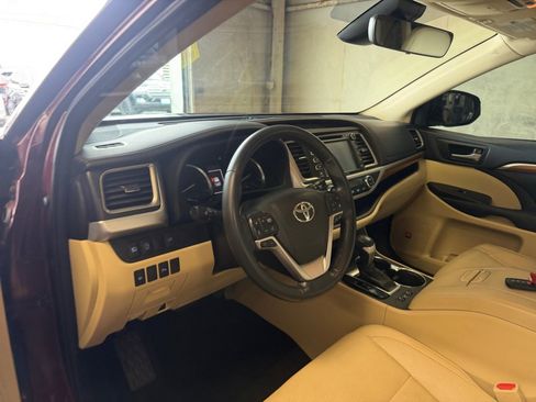 Used 2017 Toyota Highlander Limited AWD/4WD image 34