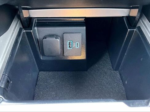 Certified 2022 Ford Explorer XLT w/ Equipment Group 202A image 33