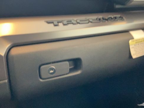 Certified 2025 Toyota Tacoma SR5 AWD/4WD image 38