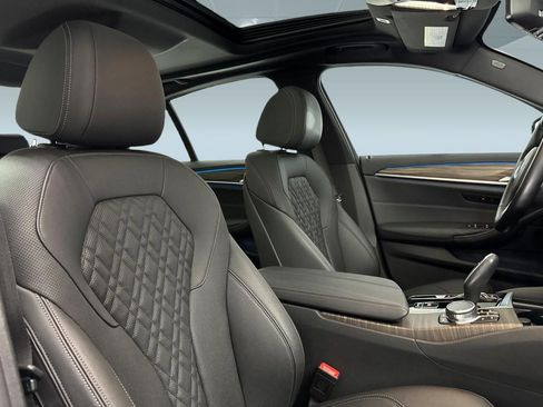 Certified 2023 BMW 530e w/ M Sport Package image 31