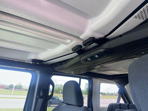 Used 2025 Jeep Wrangler Sahara w/ Safety Group image 22